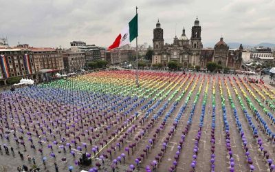 Arman miles de personas la bandera LGBTTTIQ+ en el Zócalo capitalino