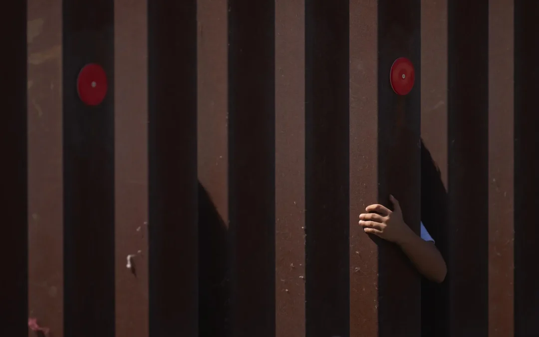 Alertan persecuciones de agentes migratorios encubiertos en frontera con México
