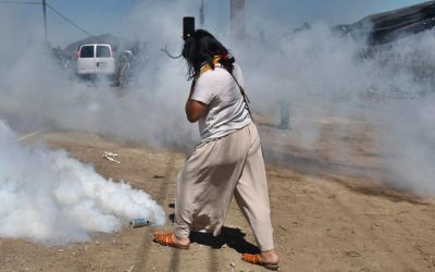 Funcionarios de inmigración defienden uso de tácticas agresivas en redadas; juez ordena cese a «patrullas itinerantes»