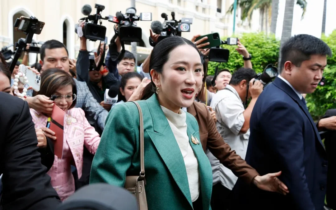 Suspende la Justicia tailandesa a la primera ministra y acorrala a los Shinawatra