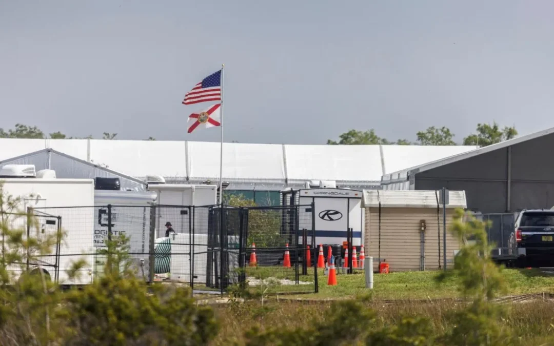 EE.UU. comienza a deportar a migrantes detenidos en ‘Alligator Alcatraz’