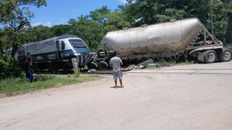 Choca Tren Interoceánico con tráiler en Macuspana, Tabasco