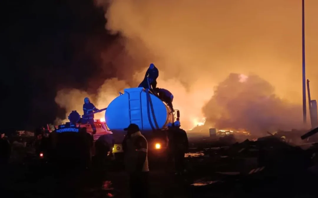 Controlan incendio en relleno sanitario de Neza, cerca del Bordo de Xochiaca