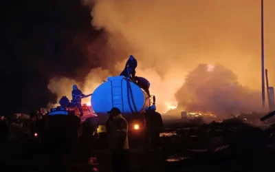 Controlan incendio en relleno sanitario de Neza, cerca del Bordo de Xochiaca