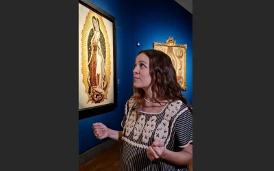 Natalia Lafourcade canta ante un cuadro de la Virgen de Guadalupe en el Museo del Prado