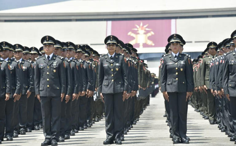 Se gradúan 876 oficiales del Heroico Colegio Militar, 137 son mujeres; realizan desfile para celebrar
