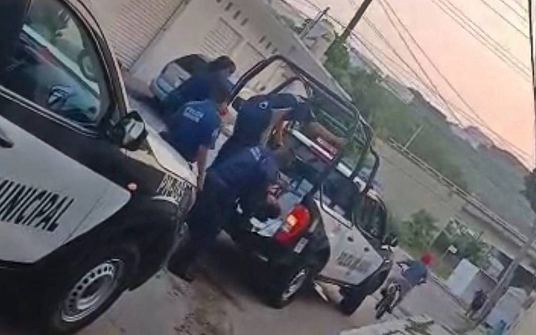 Captan a policías de Salina Cruz golpeando a una mujer detenida; anuncian investigación