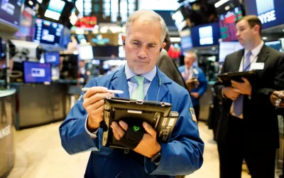 Cierra Wall Street en rojo, lastrado por datos económicos y política arancelaria de EUA