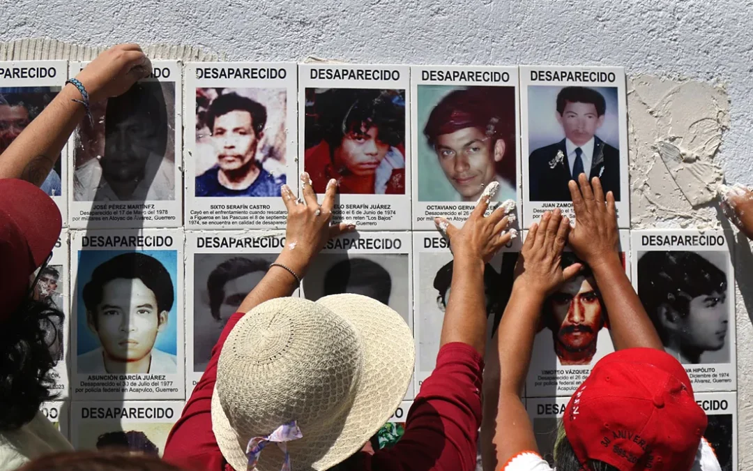 Pegan losetas con imágenes de desaparecidos en la Fiscalía de Guerrero