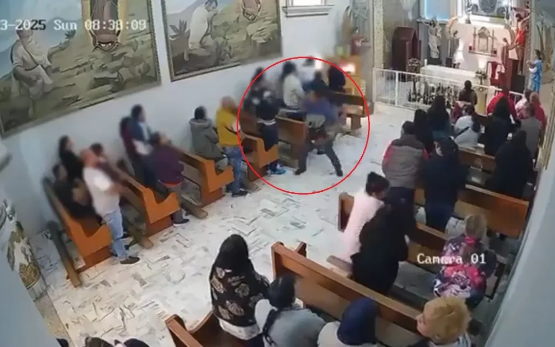 Sujeto intenta acuchillar a feligrés durante misa en La Paz, Edomex