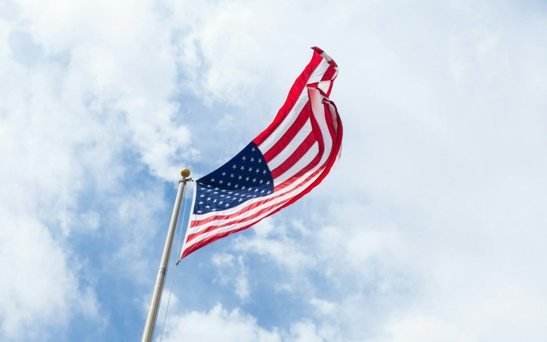 Trump firma una orden para procesar a quienes quemen la bandera de EE.UU.
