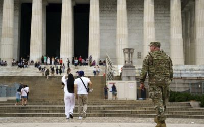 Trump saluda a tropas en Washington y asegura que se quedarán “largo tiempo” en la ciudad
