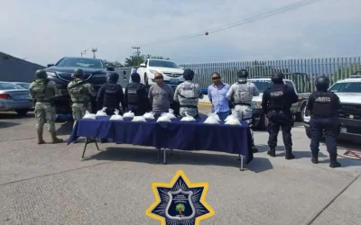 Detienen en Cuernavaca, Morelos a dos hombres con 13 bolsas de cristal
