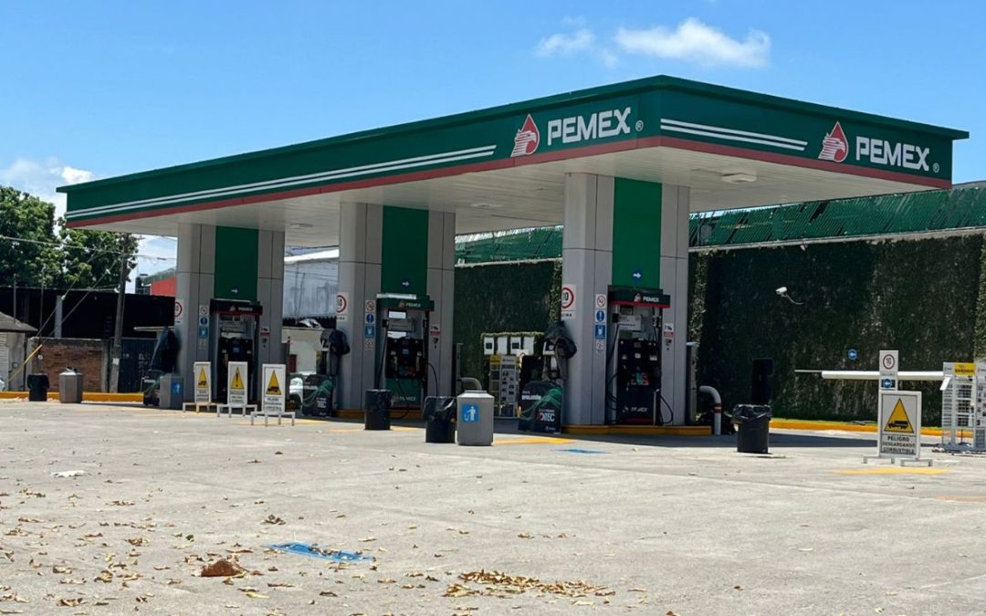 Jubilados provocan desabasto de gasolina en Chiapas; cierran planta de Pemex