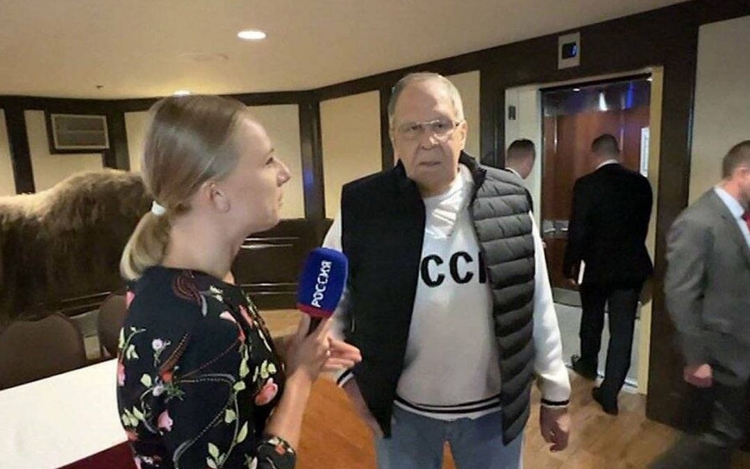 Canciller ruso sorprende con sudadera con lema de la Unión Soviética