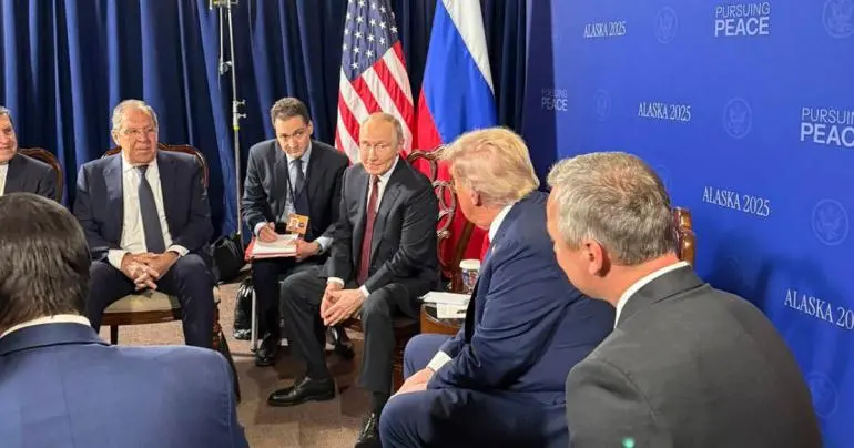 Trump recibe a Putin con alfombra roja en histórica cumbre en Alaska