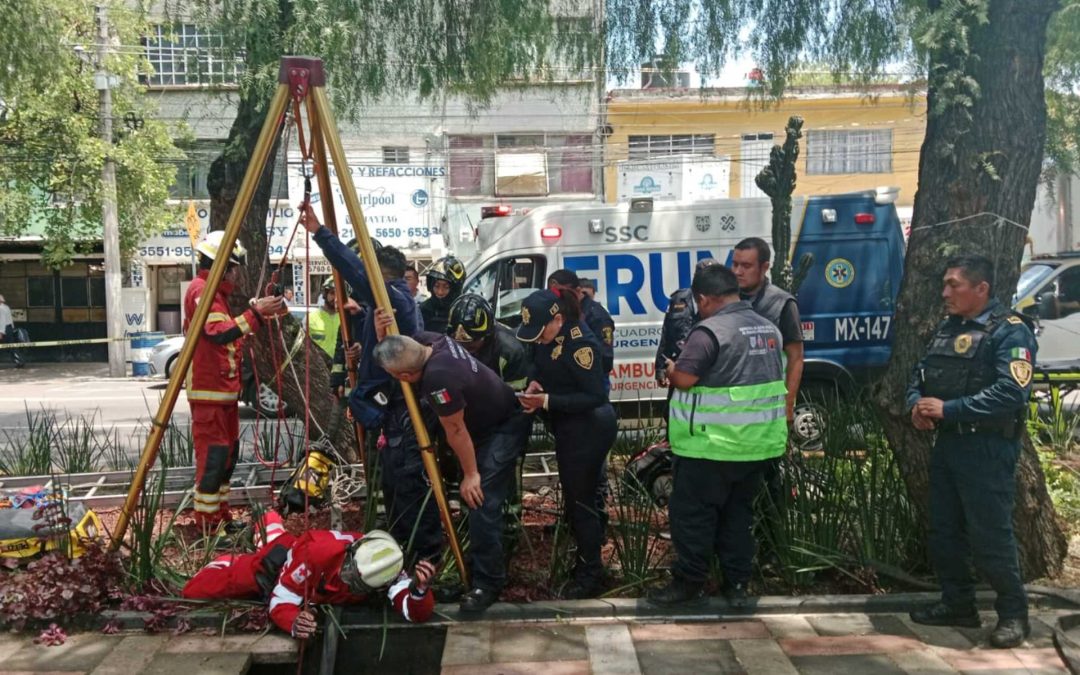 Mujer cae en socavón mientras caminaba en la CDMX