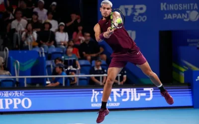 Alcaraz se olvida del tobillo izquierdo y avanza en Tokio