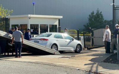 Hombre estrella un vehículo contra la entrada del FBI en Pittsburgh y huye
