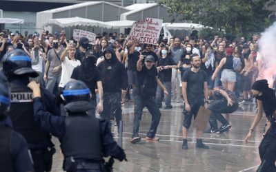 Protestas contra Macron dejan 250 detenidos en Francia; manifestantes bloquearon carreteras y provocaron incendios
