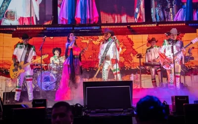 Bronco «deja huella» en la Arena CDMX; Lupe Esparza canta al amor y al desamor