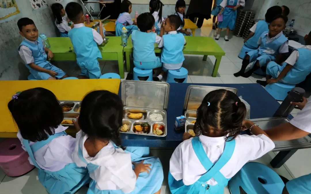 Mantendrá Indonesia programa escolar de comida gratuita pese a 6 mil intoxicaciones