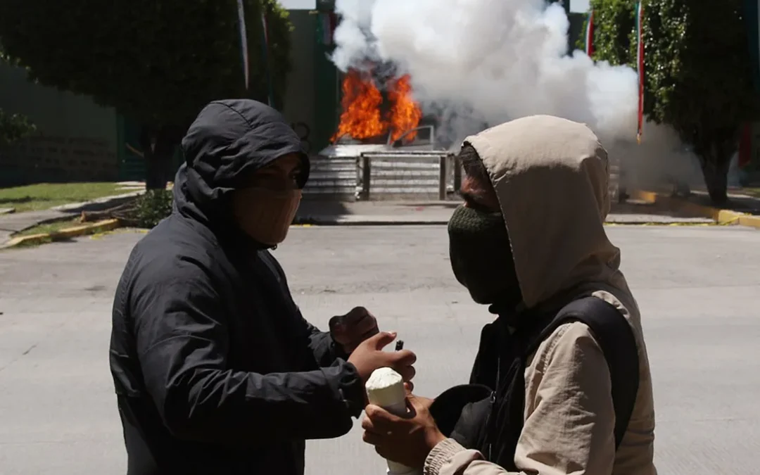Vuelven a protestar violentamente por caso Ayotzinapa, ahora en Iguala