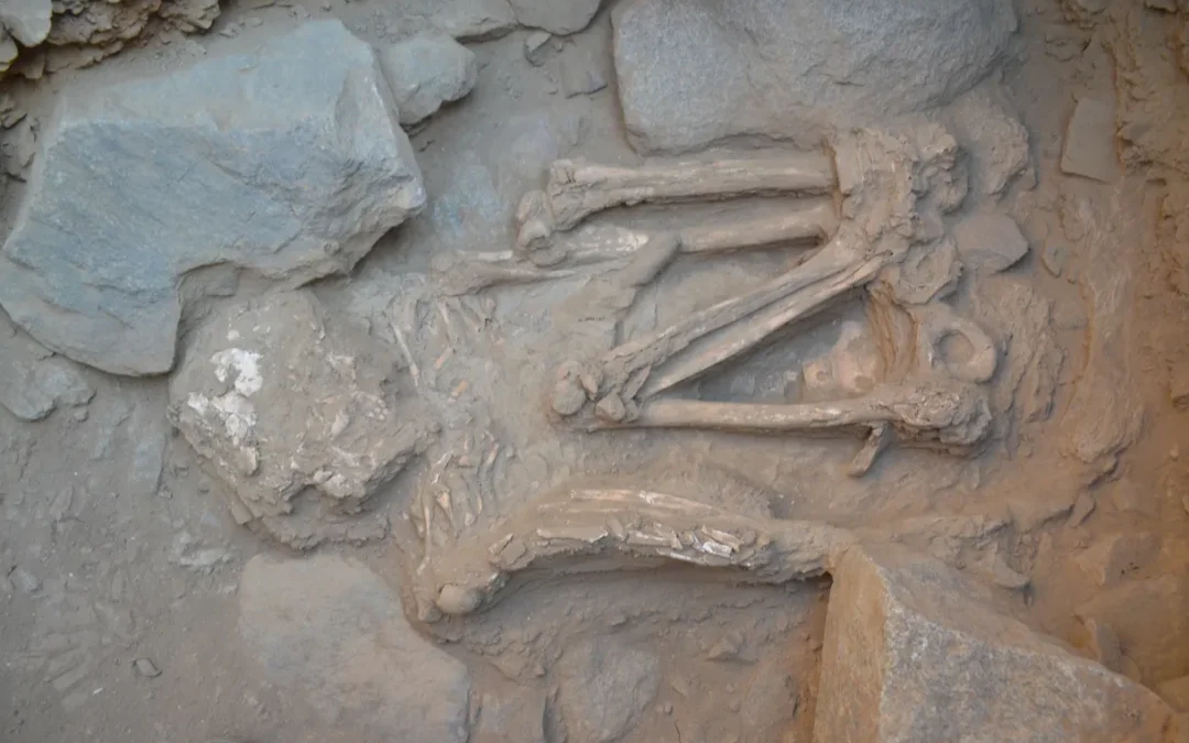 Hallan inéditas tumbas de 4,500 años de antigüedad en Perú