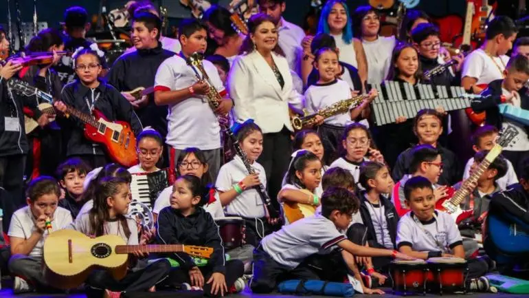 Entrega Clara Brugada instrumentos musicales a estudiantes de primaria en CDMX