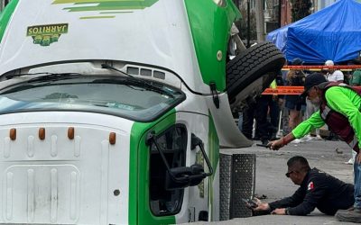Camión repartidor de refrescos es ‘devorado’ por socavón en Iztapalapa, CDMX