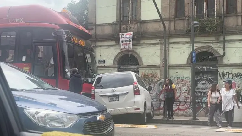 Choque de Metrobús con auto en avenida Balderas provoca retrasos