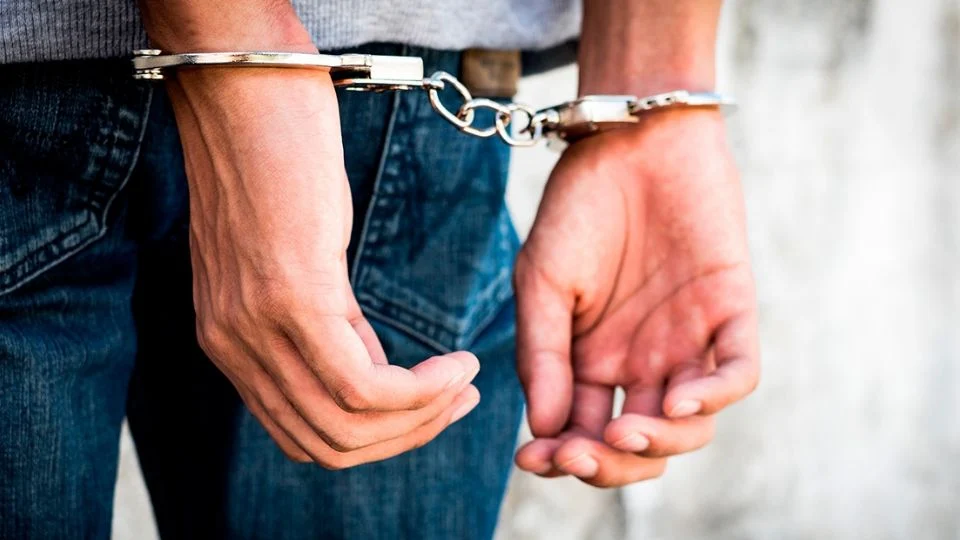 Detienen a motociclista que asaltó a cuatro personas con pistola a plena luz del día en la colonia Del Valle