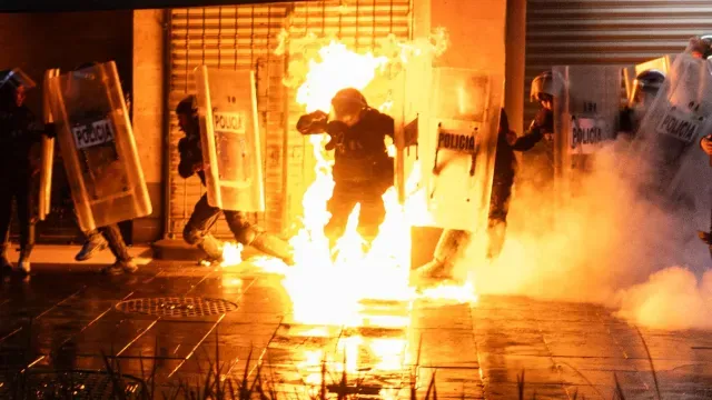 Bloqueos, saqueos de tiendas y enfrentamientos con policías con Petardos en Marcha de Ayotzinapa