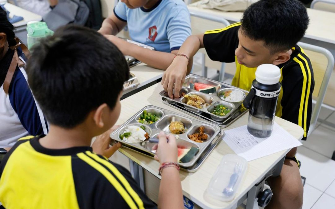 Cerca de 6 mil niños intoxicados en Indonesia en un programa escolar de comida gratuita