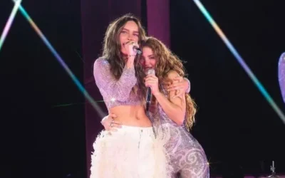 Belinda de rodillas ante Shakira en concierto en CDMX
