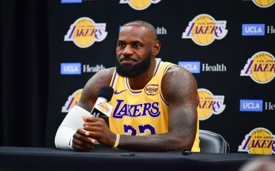 Recibe LeBron James duras críticas por usar un truco publicitario para anunciar alcohol
