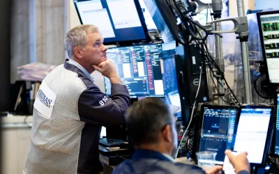 Wall Street cierra mixto, pero con récords tras grandes acuerdos en tecnología y banca