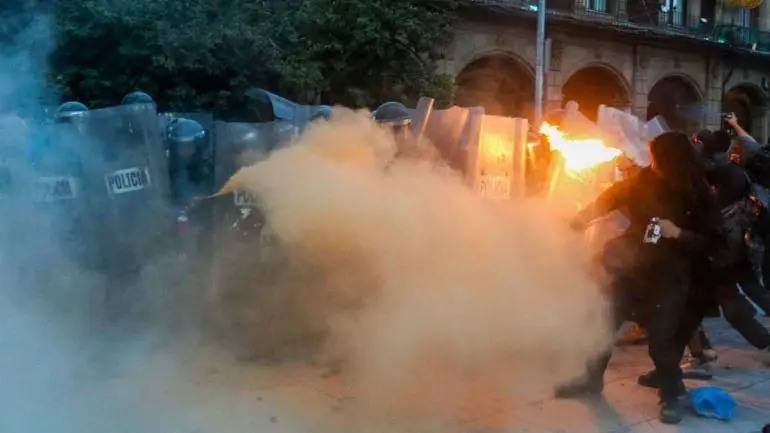 Brugada anuncia bono de compensación a policías heridos en marcha del 2 de octubre