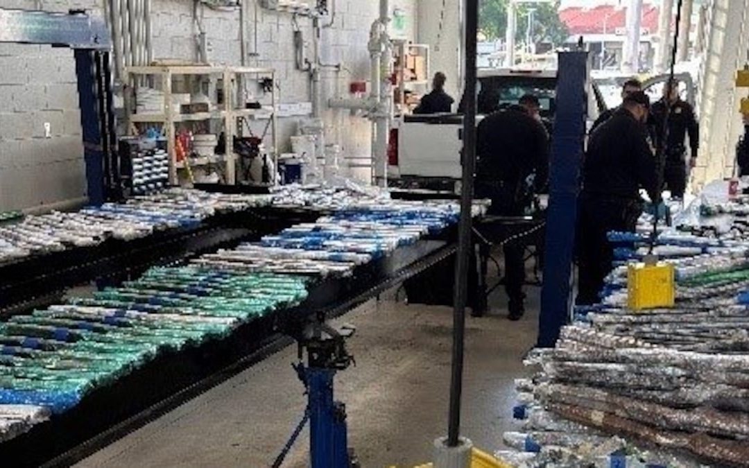 Decomisan en Laredo, Tex. más de 500 armas y 31 mil cartuchos que traían a México 2 sujetos.