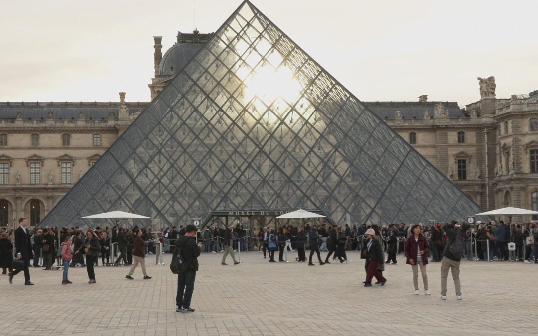 Reabren el Museo del Louvre luego de tres días de cierre tras el robo de joyas