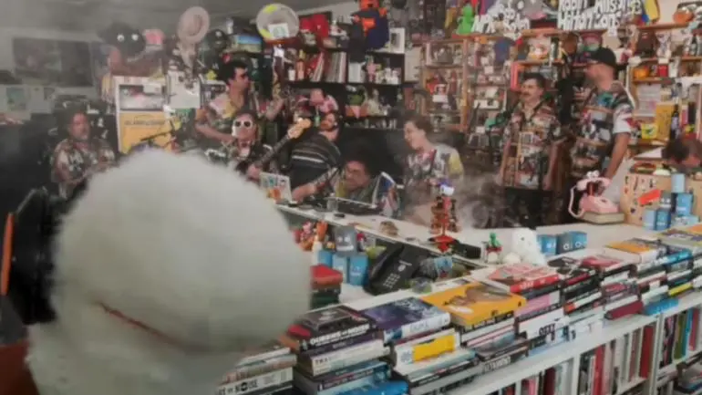 31 Minutos debuta en el Tiny Desk con humor, crítica y guiños a la cultura latina