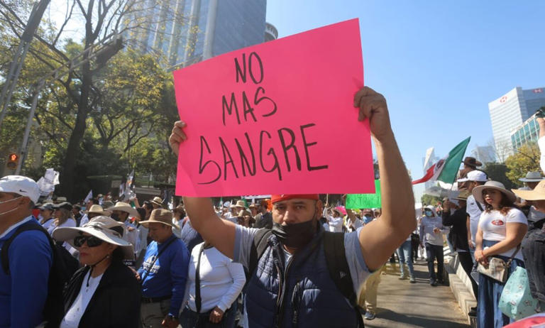 Médicos se unen a marcha del Movimiento del Sombrero en CDMX; denuncian desabasto de medicamentos