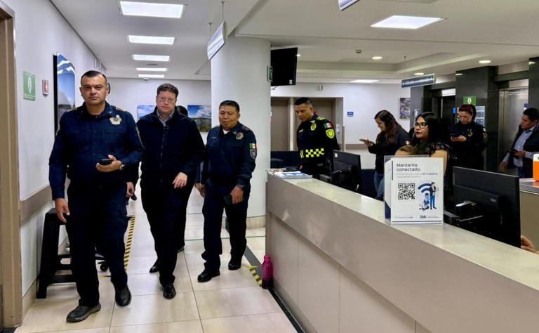 Visita Pablo Vázquez a policías heridos en marcha de la Generación Z