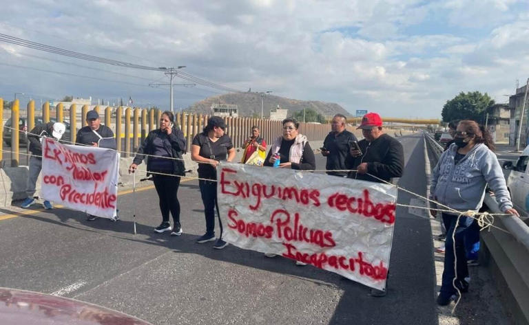 Policías de Valle de Chalco bloquean autopista México-Puebla por pagos retenidos