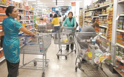 Consumo privado registra un ligero avance en septiembre y octubre, estima Inegi