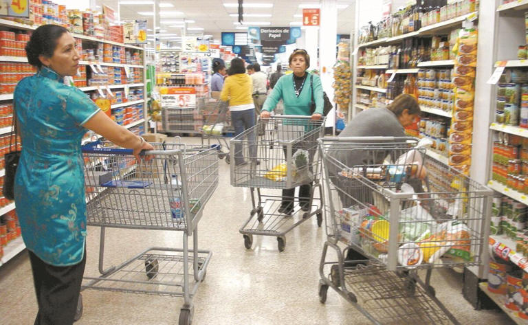 Consumo privado registra un ligero avance en septiembre y octubre, estima Inegi