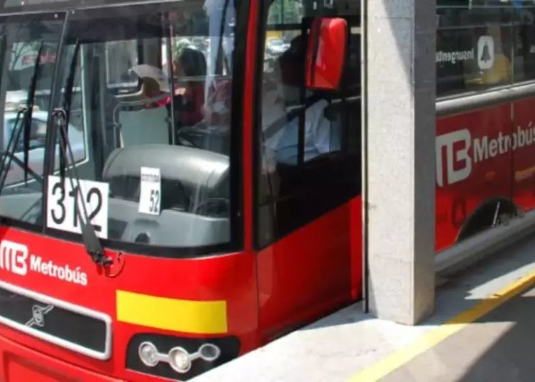 Choque de Metrobús en la Línea 1 deja siete personas lesionadas