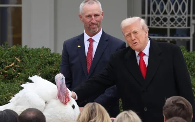 Indulta Trump 2 pavos por Acción de Gracias y anula los perdones que dio Biden