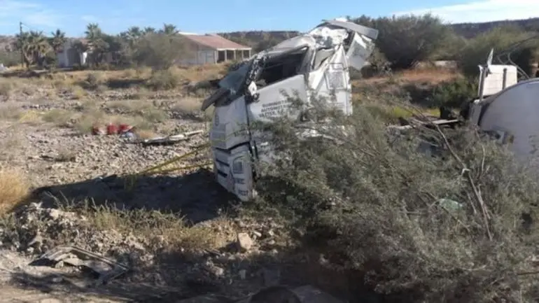 Vuelca pipa con hidrocarburos en la carretera transpeninsular de BCS; hay un muerto