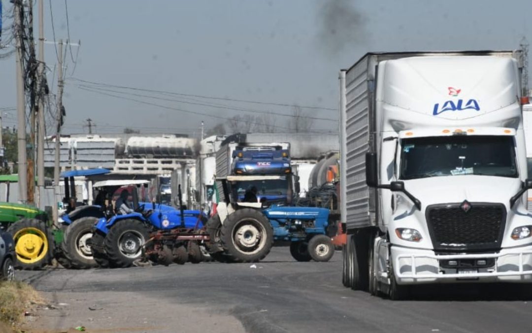 Agricultores bloquean vías en Guanajuato; buscan acuerdo sobre precio del maíz